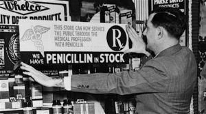La storia Italiana del lisozima: Immagine che mostra un negozio del secondo dopoguerra che espone un manifesto pubblicizzante la penicillina