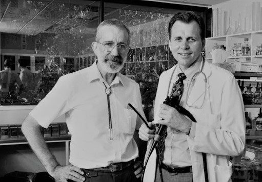 Figura 3 - Robin Warren e Barry Marshall nel laboratorio dell’Università di Perth, Australia