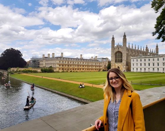 Iliana Georgana davanti il King's College (Cambridge)