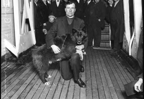Balto e G. Kaasen. La fotografia è stata scattata a Seattle il 21 marzo 1925 e ritrae il vero cane Balto assieme a Gunnar Kaasen, che ha guidato l’amico a 4 zampe per tutta la durata dell’ultimo tratto della staffetta salva-vita.