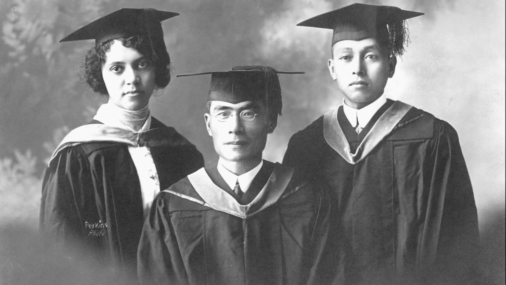 A sinistra Alice Ball,  inseme ai compagni di classe dell'università dell'Hawaii left, Yakichi Katsunari (al centro) e Tomoso Imai a destra.