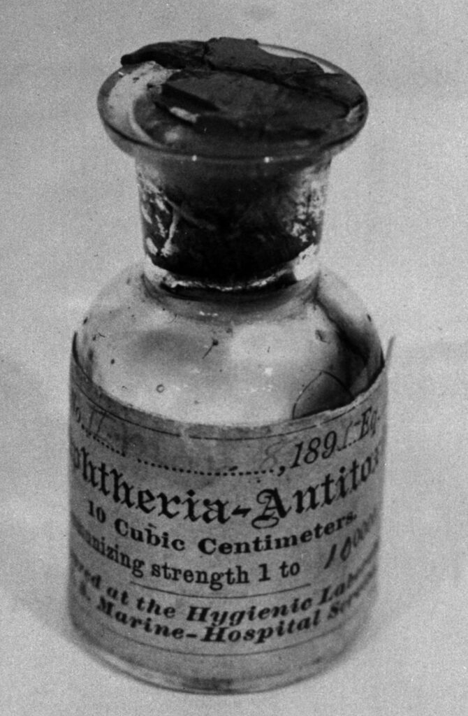 Flacone di antitossina difterica datato 1895