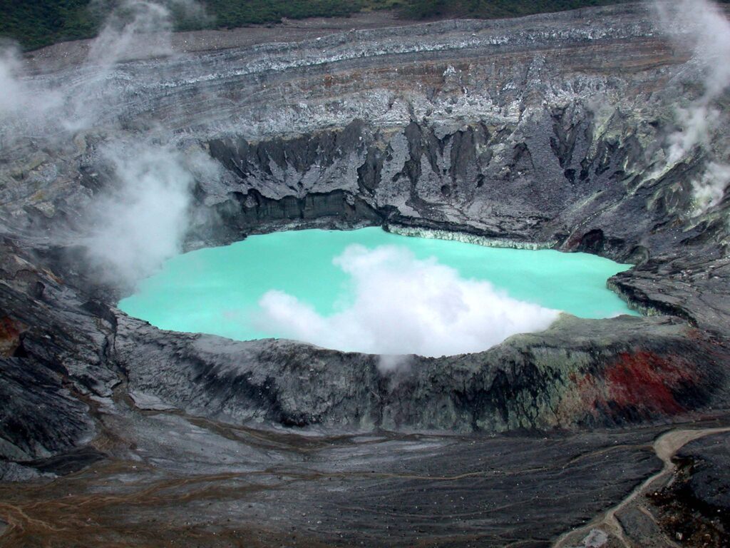 Vulcano Poas in Costa Rica, luogo di studio dei ricercatori che hanno scoperto l'ampio ecosistema microbico