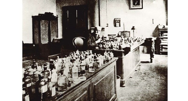Bartolomeo Camillo Emilio Golgi and his lab in Pavia