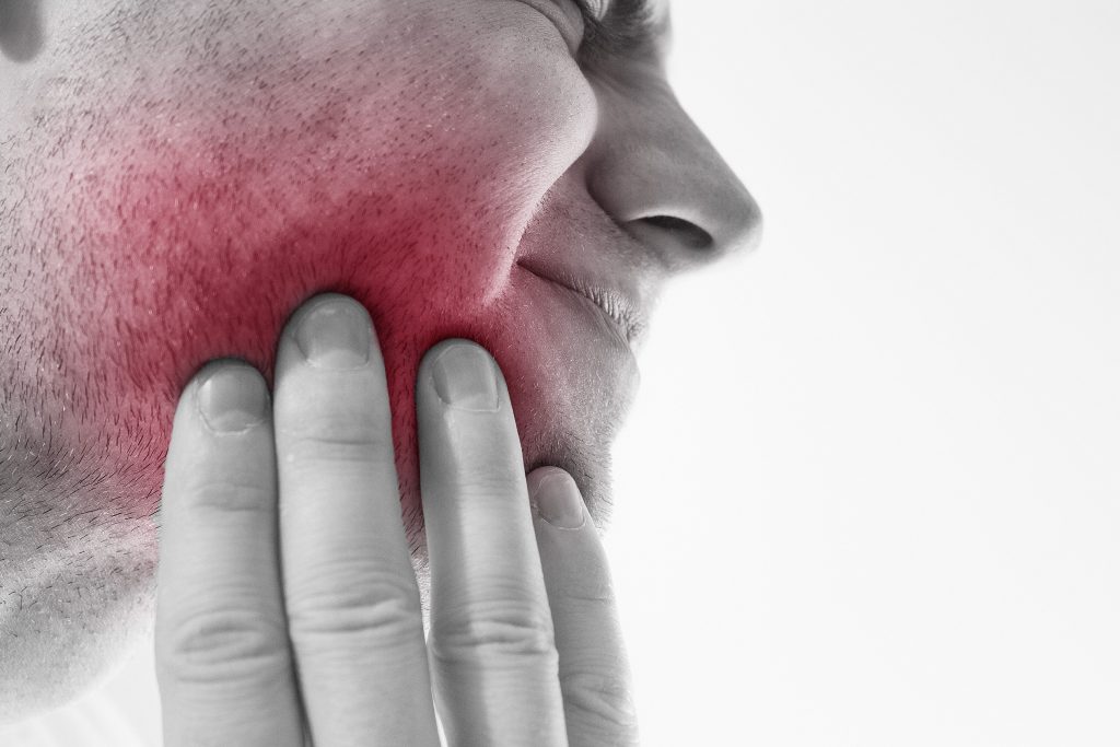 Le infezioni dentali possono provocare dolore e problemi di salute