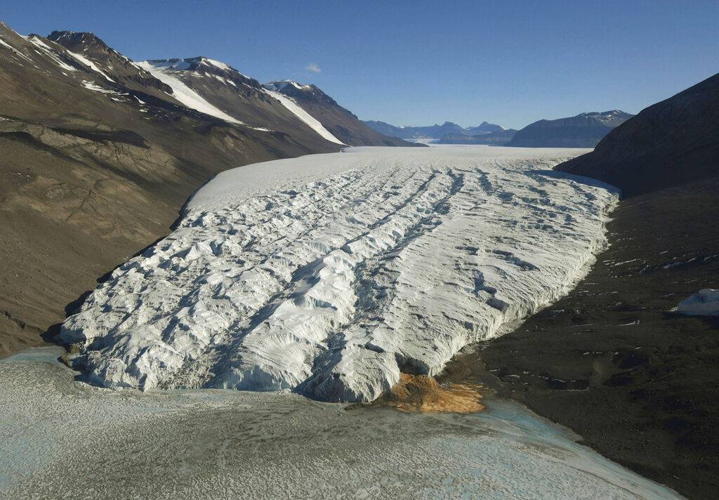 Il Ghiacciaio Taylor con la caratteristica "cascata di sangue", dovuta alla fuoriuscita di acqua ricca di ferro dal bacino idrico sotto la calotta di ghiaccio