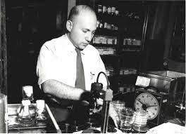 Figura 1 – Joshua Lederberg, l'uomo che per primo spiegò cos'è il microbiota [Credits: StoccolmaaRoma].