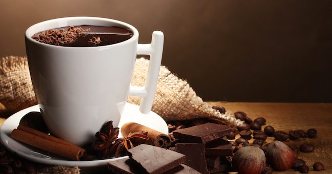 alimenti contenenti caffeina, come cioccolato, caffè e tè possono avere interazioni con i farmaci 