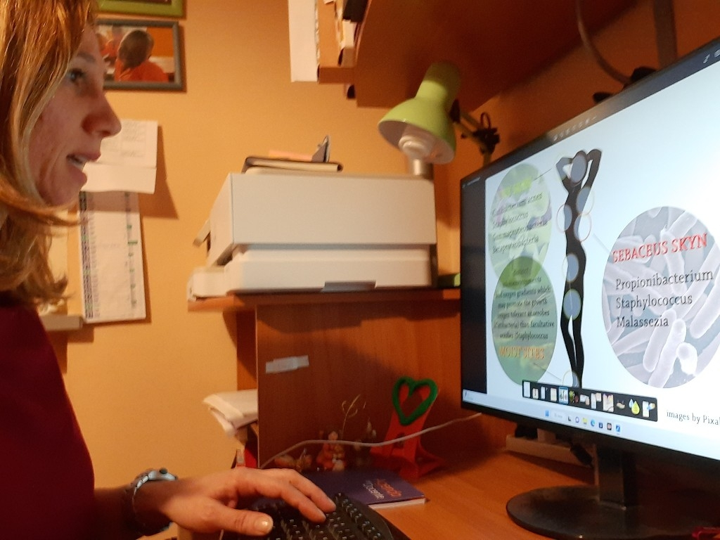serena ghezzi a lavoro