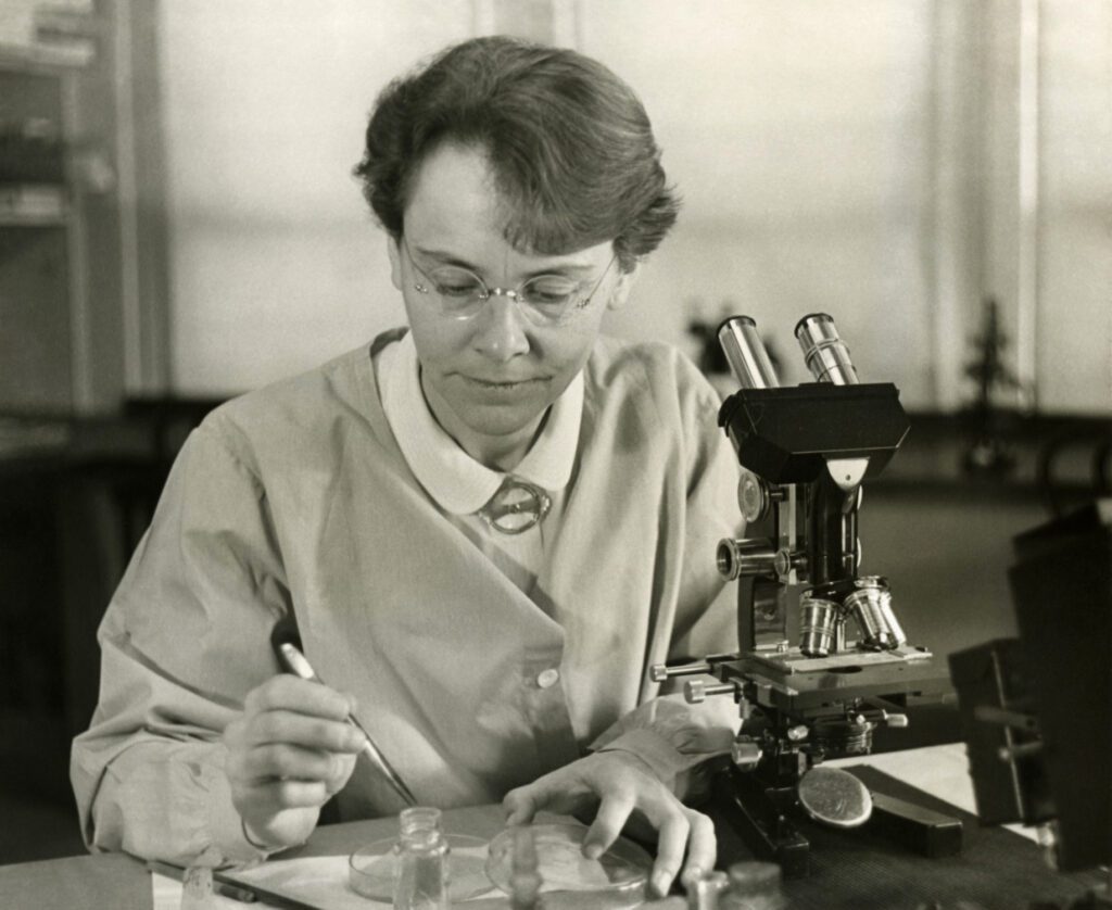 Giornata internazionale delle donne e delle ragazze nella scienza: Barbara McClintock in laboratorio