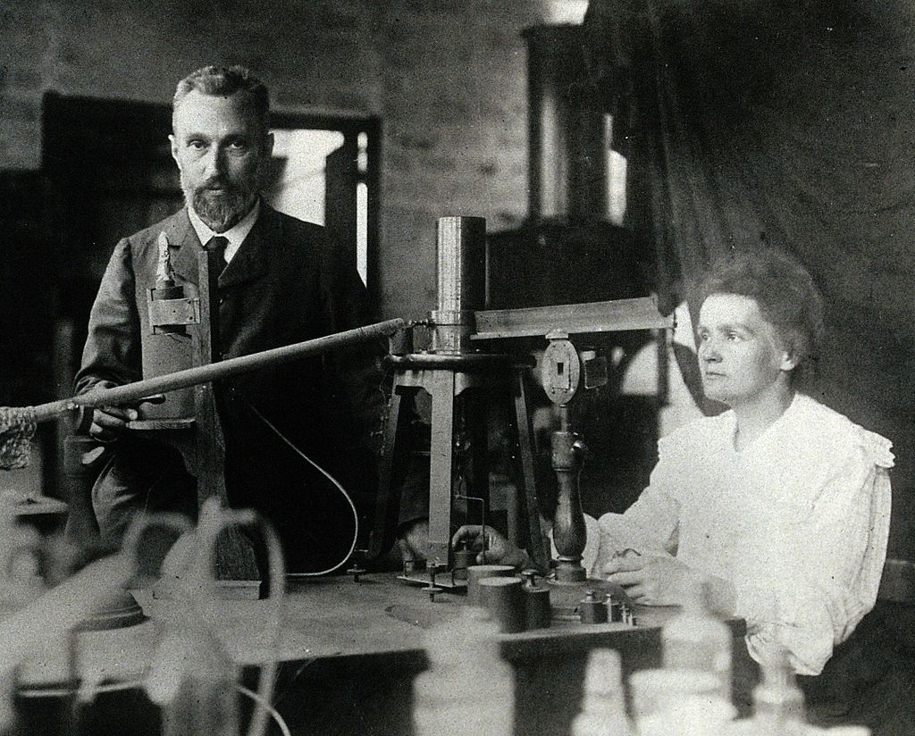 Pierre e Marie Curie in laboratorio