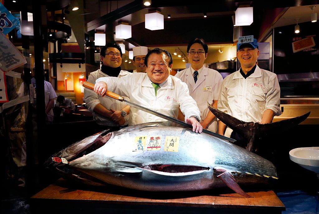 Un tonno rosso da 278 kg è stato acquistato alla cifra di 2,7 milioni di euro dal magnate del sushi Kiyoshi Kimura