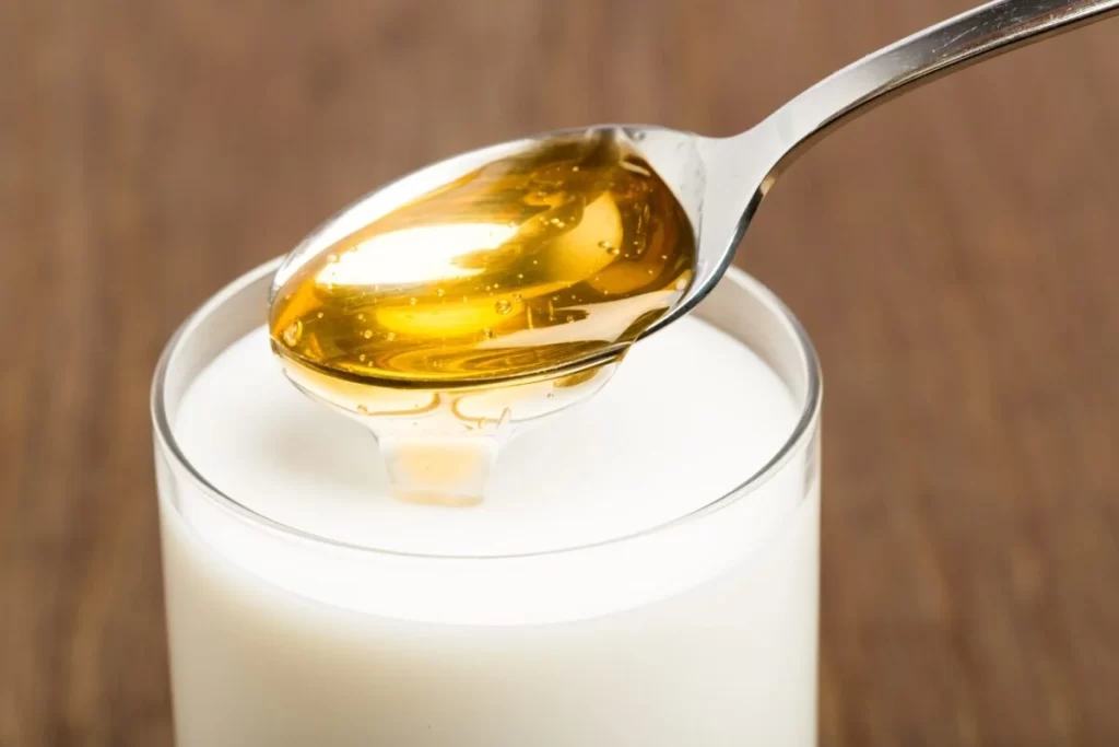latte e miele come rimedio naturale