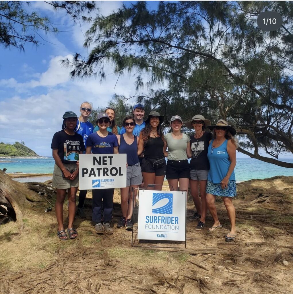 Team di Beach clean up alle Hawaii organizzato da Surfrieder Kauai