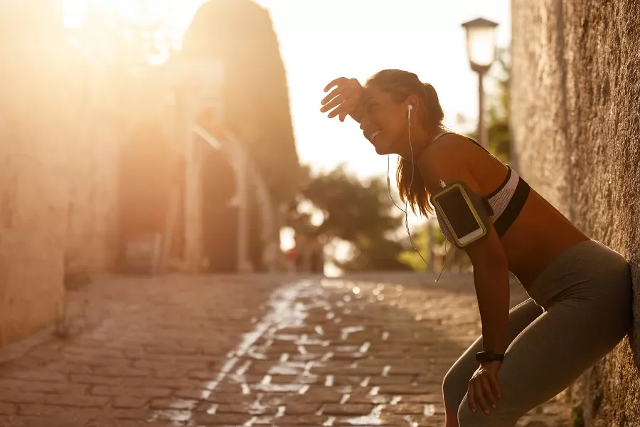 Correr no sol quente: riscos e benefícios