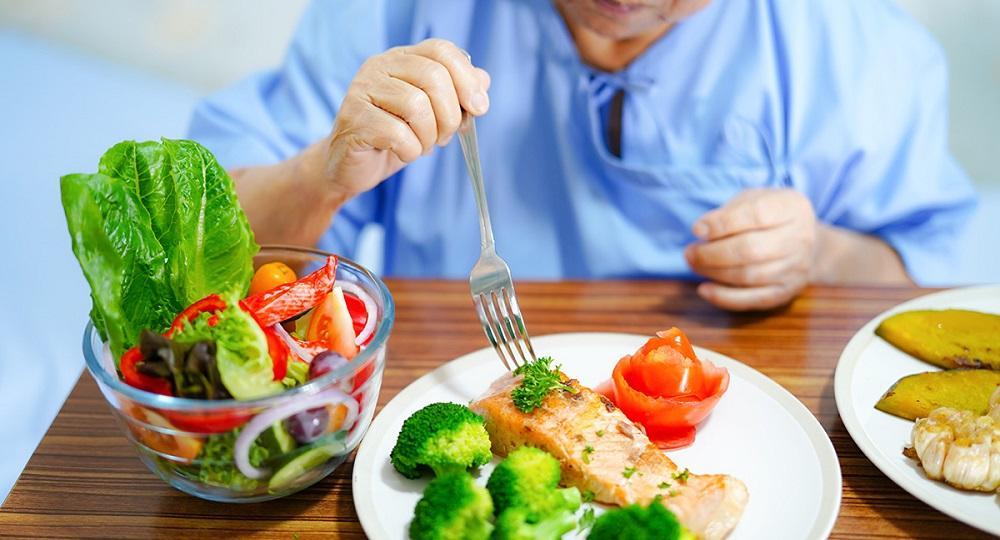 I benefici di un'alimentazione sana per gli anziani