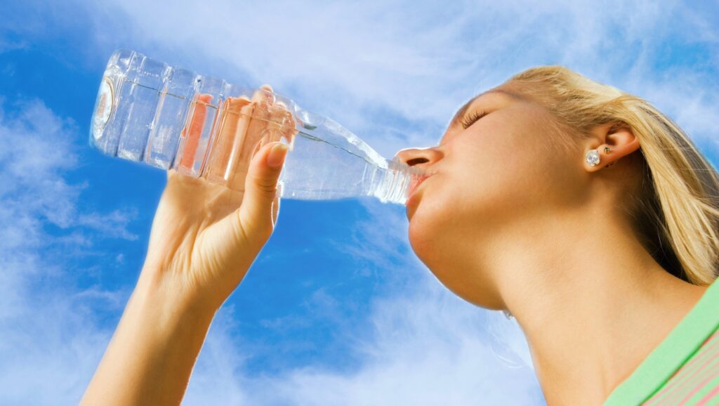 Come capire se si sta bevendo abbastanza acqua