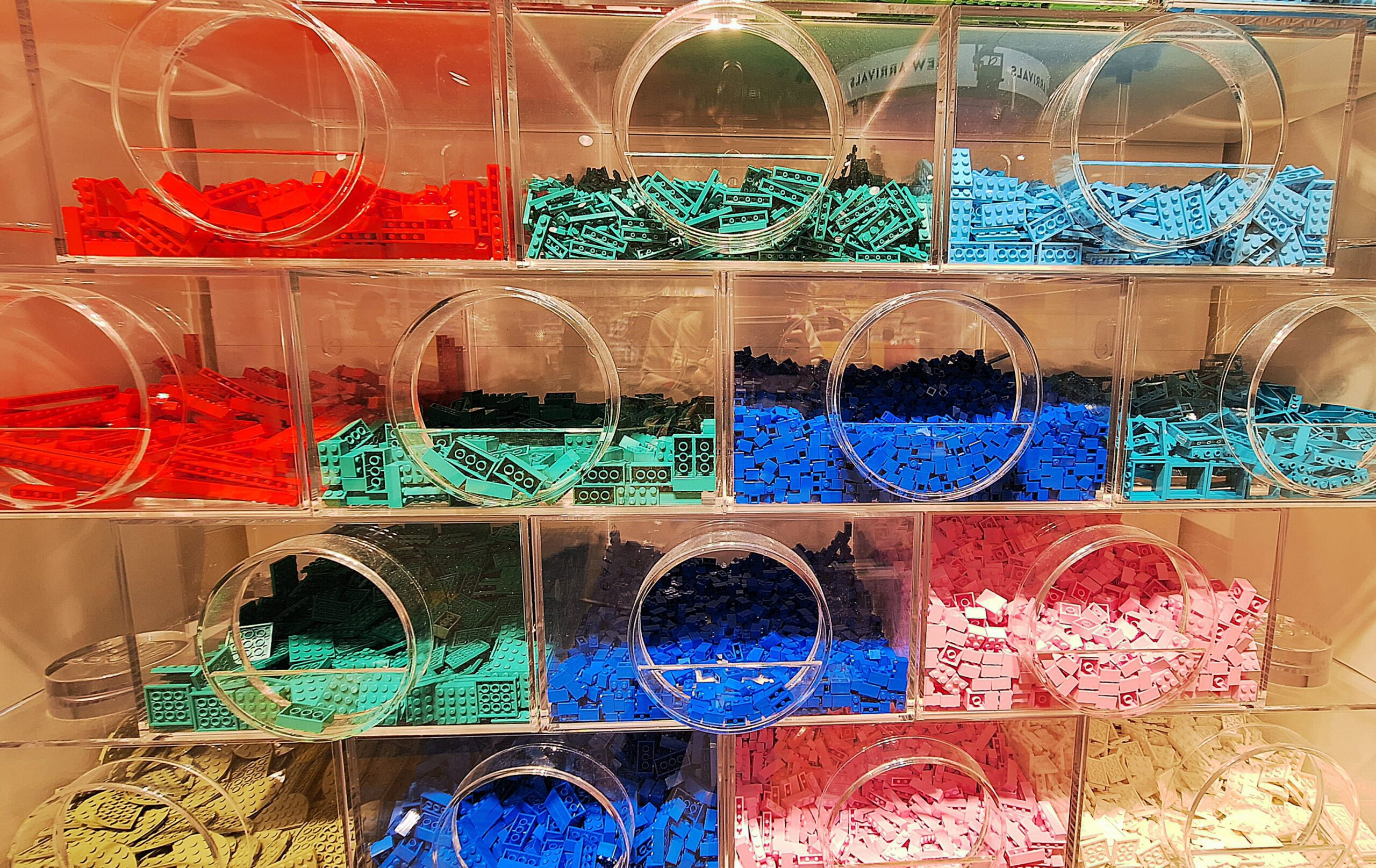 Mattoncini LEGO di varie dimensioni, forme e colori.