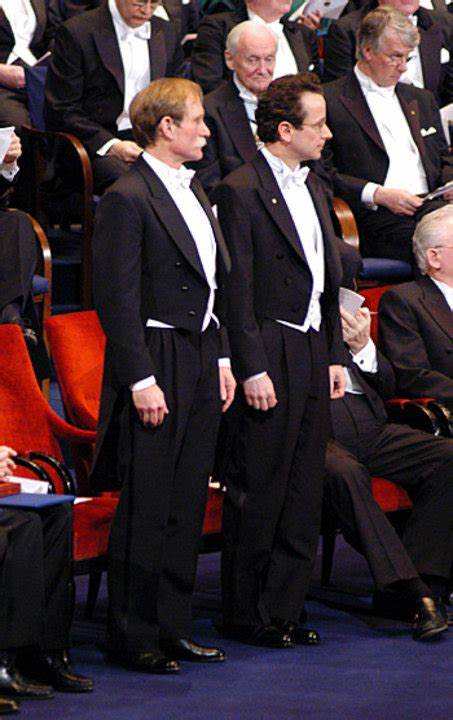 Peter Agre a sinistra e Roderick MacKinnon a destra alla cerimonia del Premio Nobel. Stoccolma, 10 Dicembre 2003