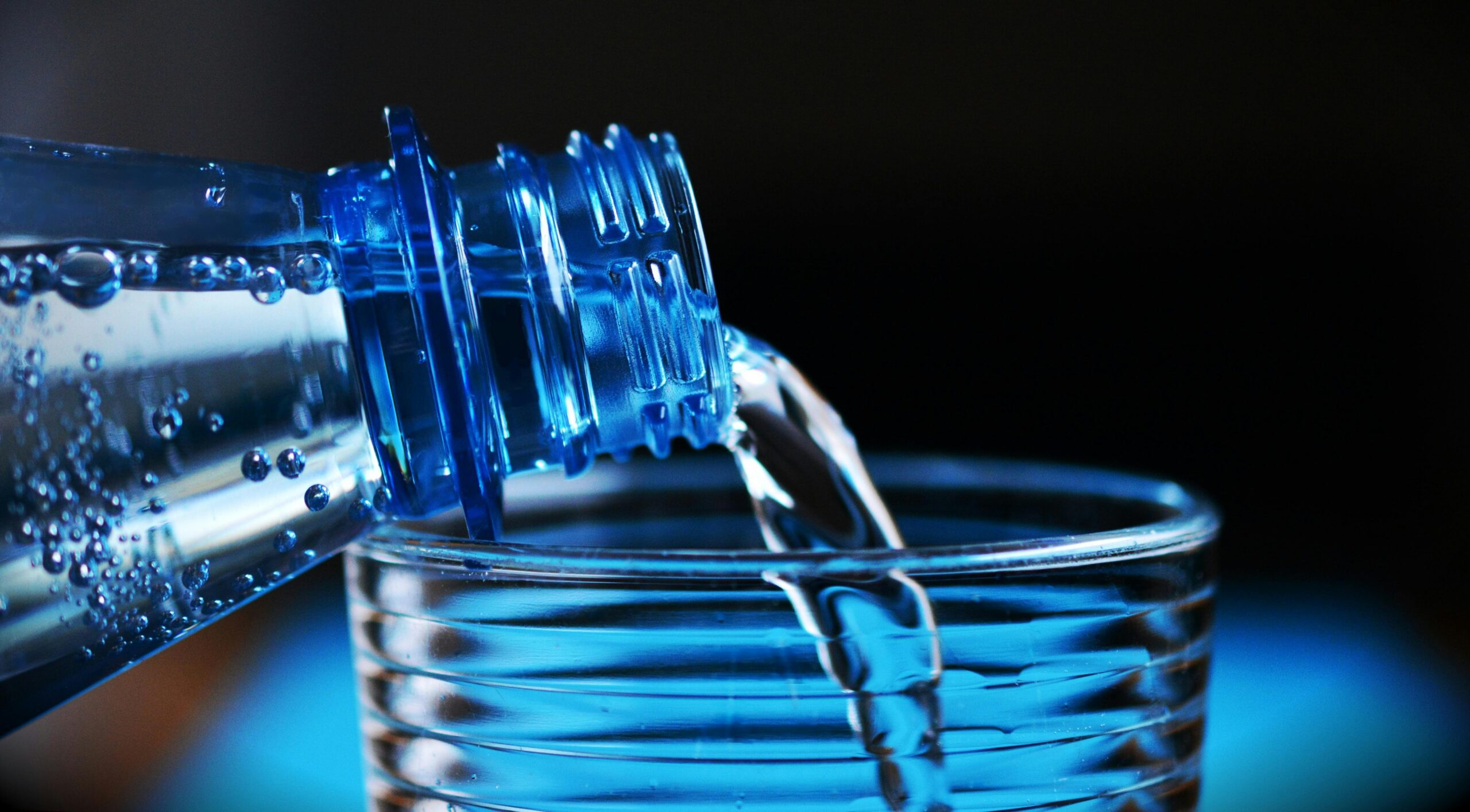 Le microplastiche si trovano anche nell'acqua in bottiglia e derivano soprattutto dal suo contenitore.