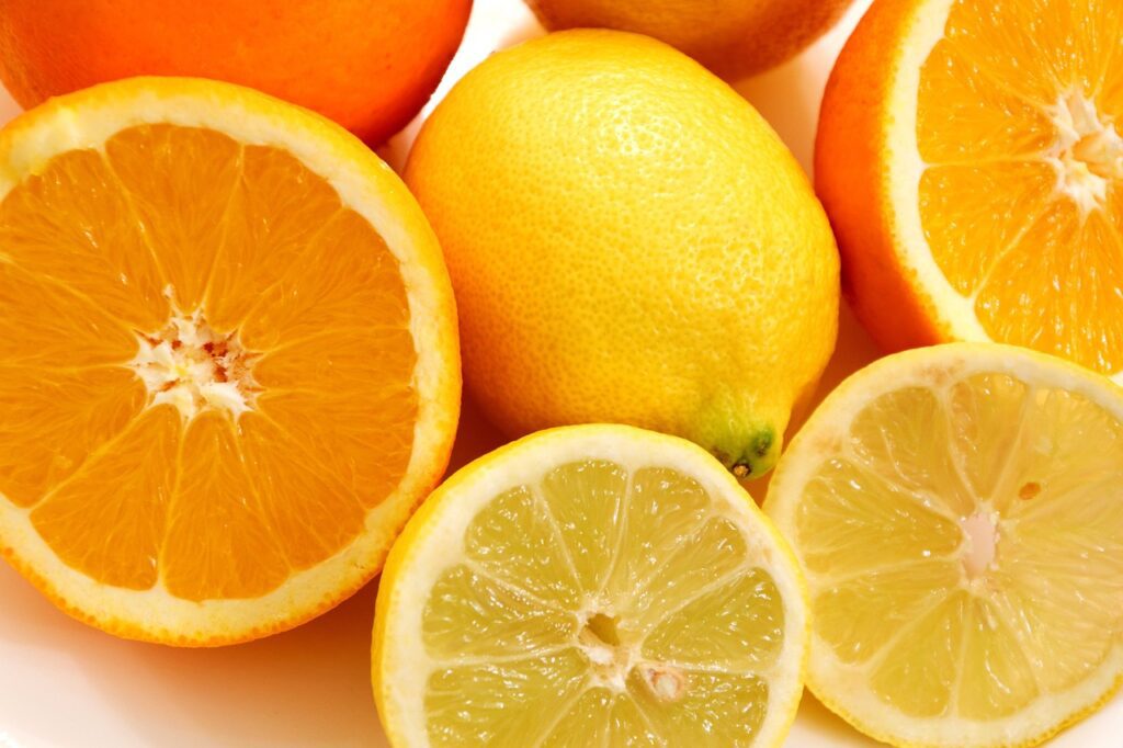 Arance e limoni, contenenti acido citrico
