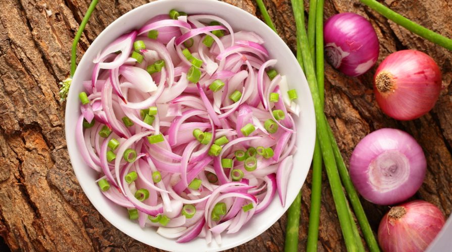 Come mangiare la cipolla cruda: idee e benefici