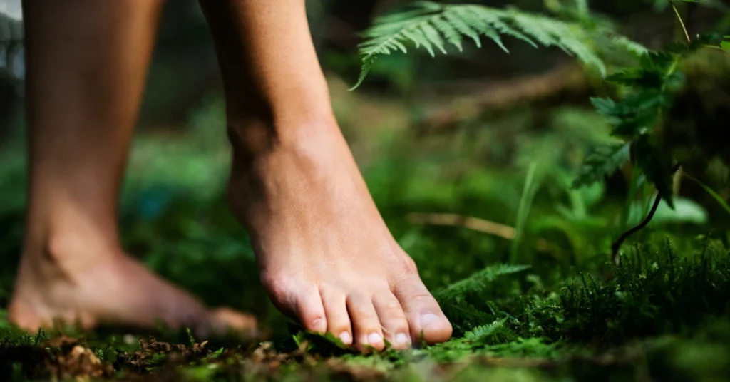 Camminare a Piedi Scalzi: Benefici, Rischi e Consigli