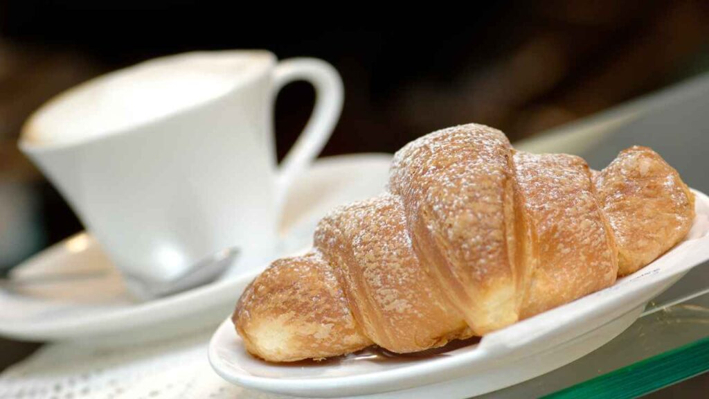 Mangiare un Cornetto a Colazione Durante una Dieta