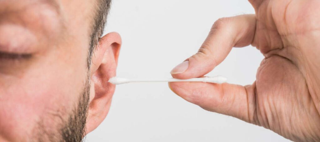Orecchie Grasse: Cause e Come Pulirle Efficacemente