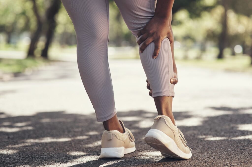 Tremori alle gambe: Cause, Sintomi e Trattamenti