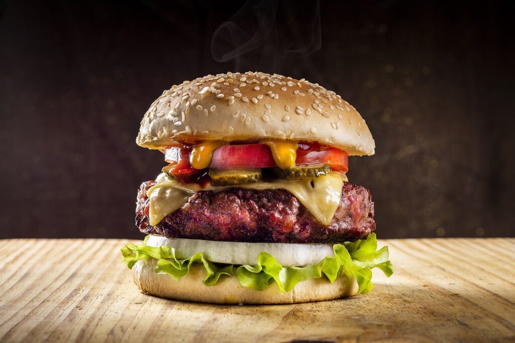 Come mangiare un hamburger: guida per gustarlo senza disastri