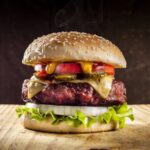 Come mangiare un hamburger: guida per gustarlo senza disastri