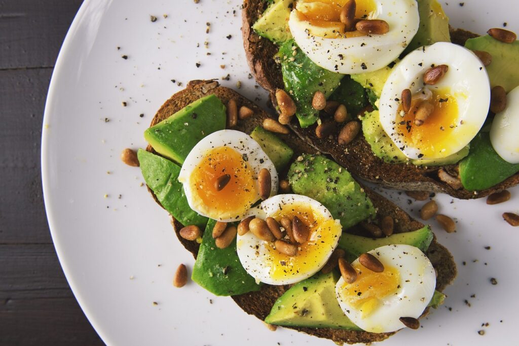 Come mangiare l'avocado a colazione: idee, benefici e consigli