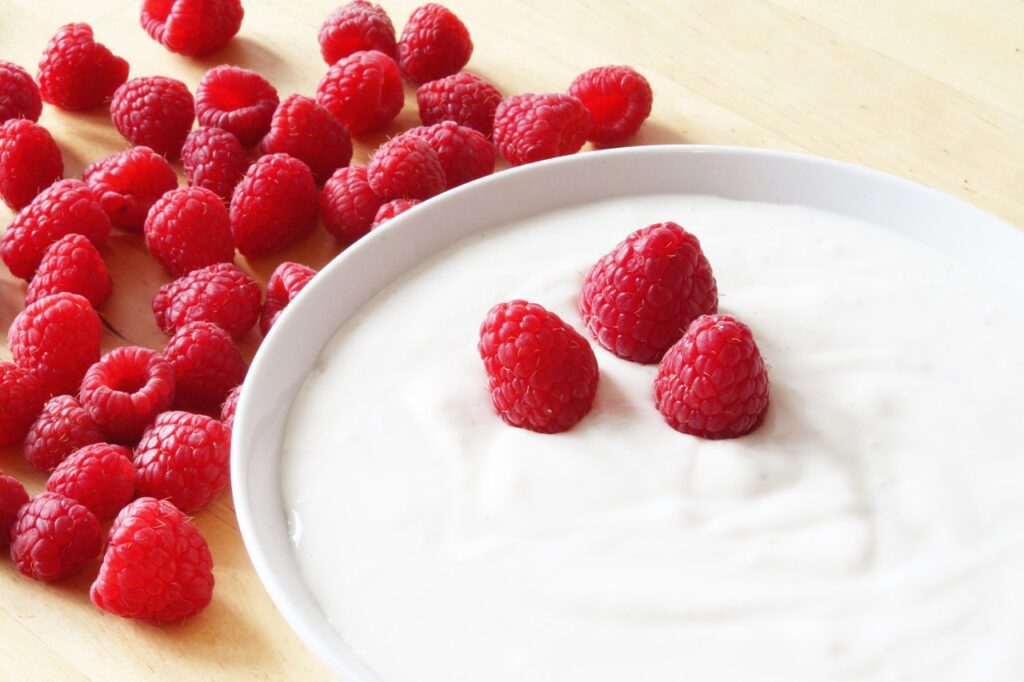 Come mangiare lo yogurt greco: idee e benefici per una dieta sana