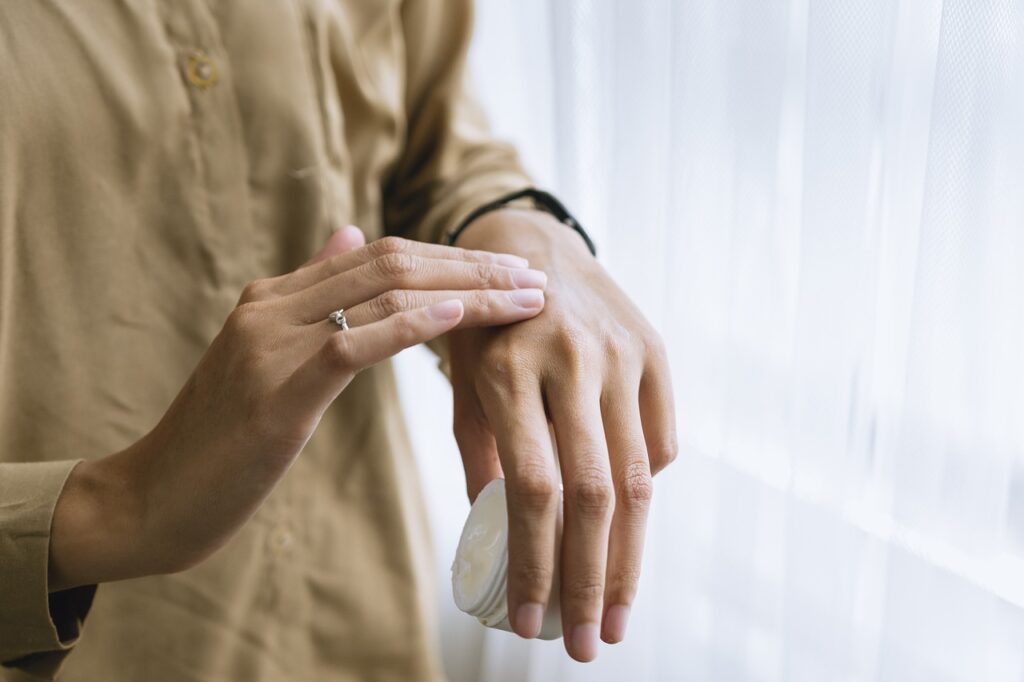 Macchie della pelle sulle mani: cause, prevenzione e trattamenti