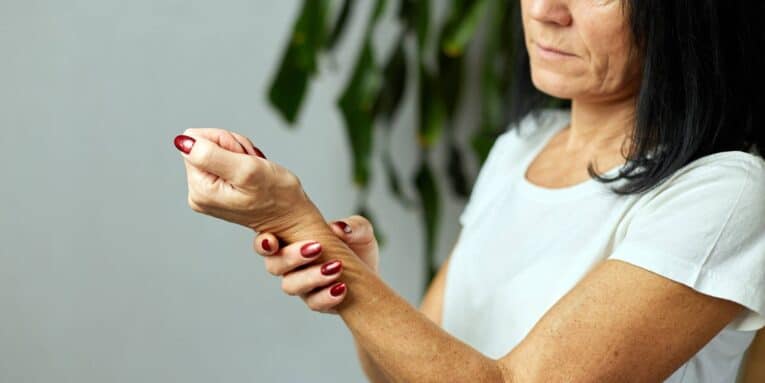 Dolori Articolari in Menopausa: Cause e Rimedi