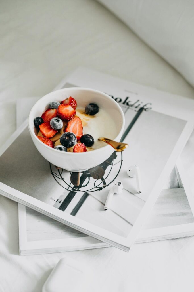 Come mangiare lo yogurt bianco: idee e benefici