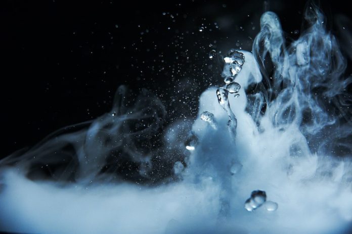 Perché bere acqua calda prima di dormire fa bene?
