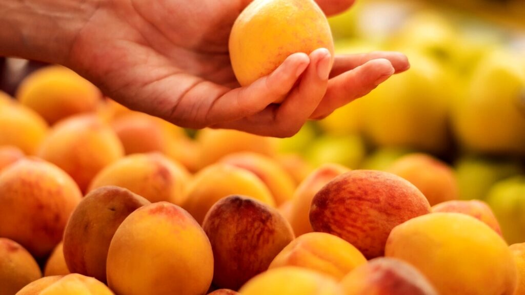 Chi ha il colesterolo alto può mangiare le pesche?
