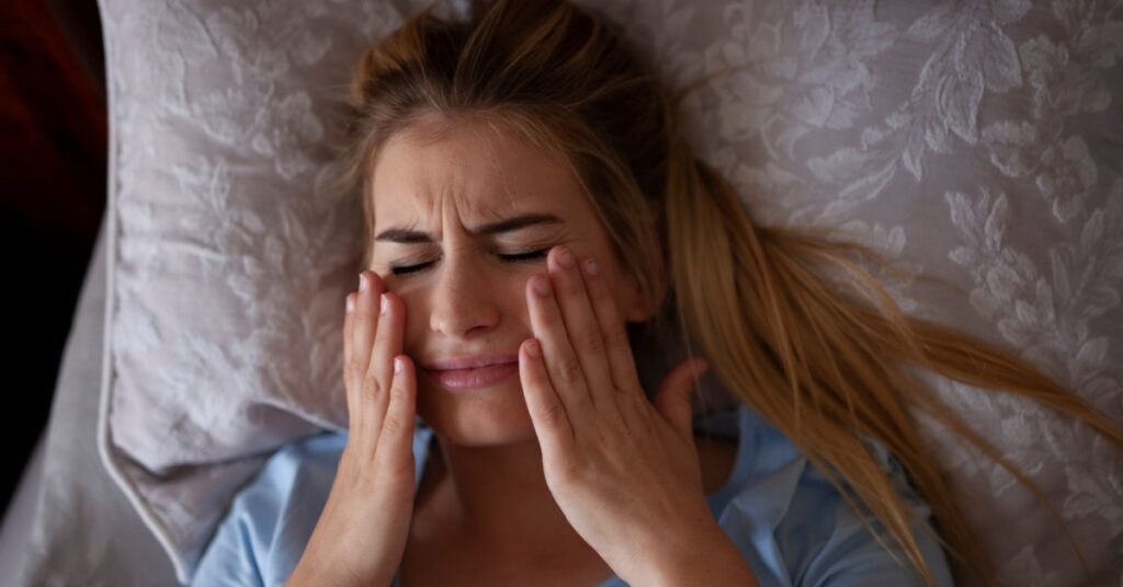 Perché si sfregano i denti mentre si dorme? (Bruxismo)