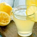 Acqua e limone contro l'acidità di stomaco