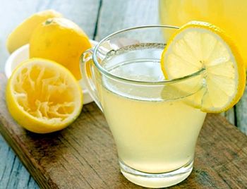Acqua e limone contro l'acidità di stomaco