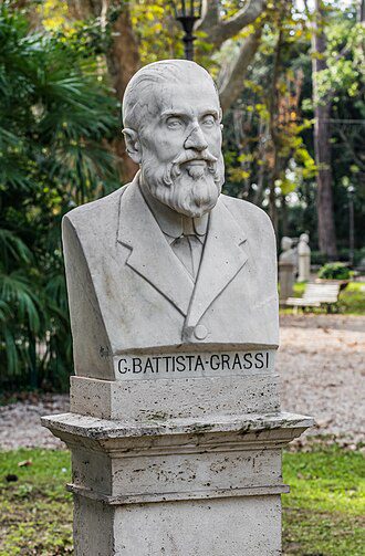 Statua di Giovanni Battista Grassi collocata nel giardino di Villa Borghese a Roma