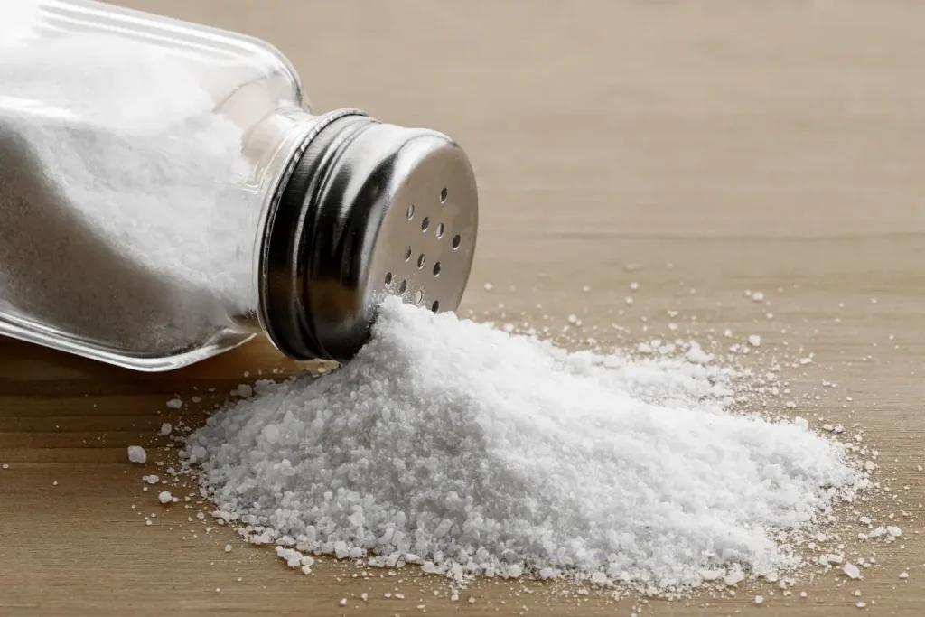 Perché bisogna ridurre il sale in cucina