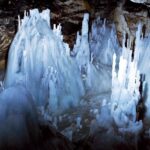 Formazioni di ghiaccio nella Grotta di Scărișoara, uno dei più grandi ghiacciai sotterranei d’Europa, habitat del batterio Psychrobacter