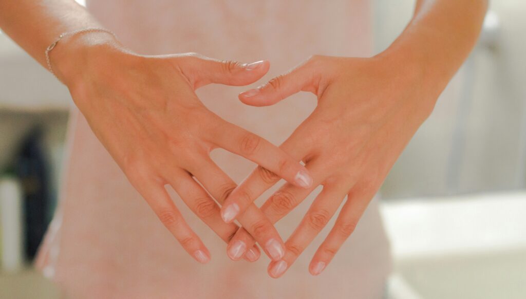 donna con mani sull'addome a rappresentare dolore pelvico o endometriosi