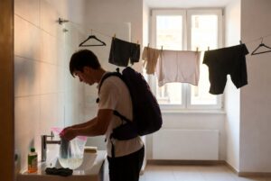 Come lavare i vestiti senza lavatrice durante il viaggio