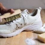 Come pulire le macchie di fango dalle sneakers con una spazzola morbida