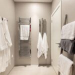 idee per appendere gli accappatoi in un bagno piccolo