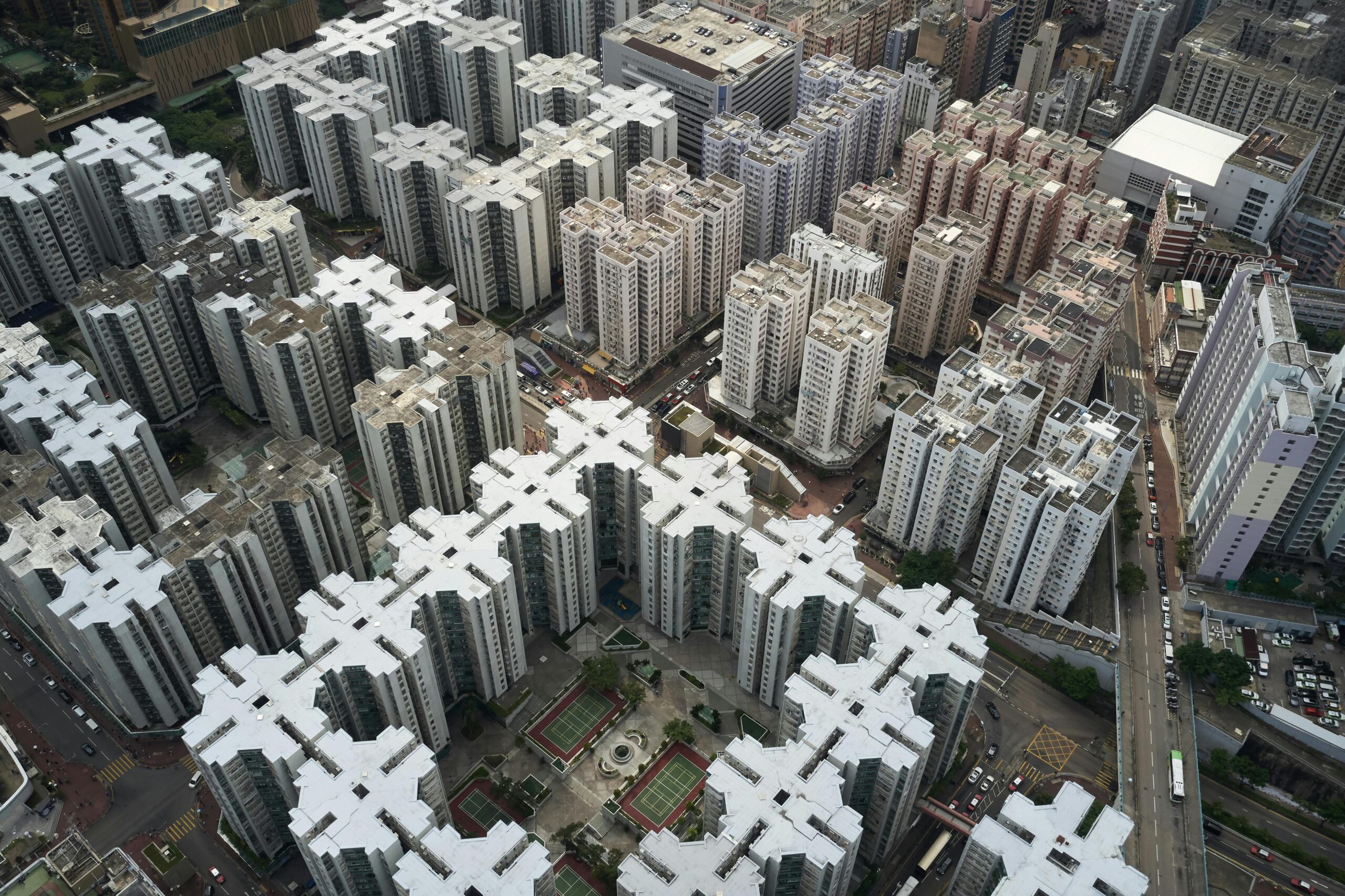 Figura 2 - L'urbanizzazione trasforma il paesaggio in cemento, alimentando l'effetto "Isola di Calore" che può alzare la temperatura fino a 5,5°C. [Fonte: Pexels.com]